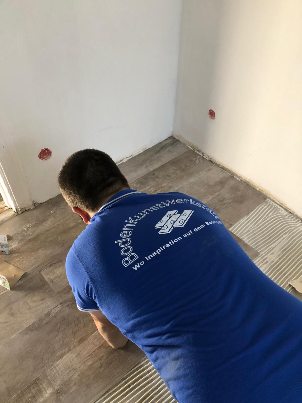 Anpassen und Verlegen von Designboden an der Wand